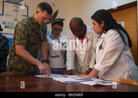 TRUJILLO, Honduras (31. 13, 2018) - leutnant John Richards, ein orthopädischer Chirurg Zugeordnet das Hospitalschiff USNS Comfort (T-AH 20), erklärt die Röntgenstrahlen auf Knie eines jungen Patienten zu lokalen Honduranischen Ärzte, während ein Experte auf einem Exchange (SMEE). Die SMEE wurde zwischen U.S. Navy Vertrauensärzte und honduranischen Ärzten in einem Krankenhaus vor Ort durchgeführt. Komfort ist auf einem 11-Woche medizinische Unterstützung Mission in Zentral- und Südamerika als Teil des US Southern Command's Enduring Promise Initiative. Arbeiten mit Gesundheit und Regierung Partner in Ecuador, Peru, Kolumbien und Honduras, die mich eingeschifft Stockfoto