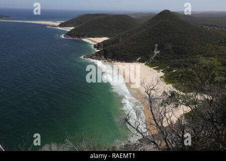 Blick hinunter auf die Zenith entfernt und andere Strände auf Fingal Bay von Tomaree Head, Port Stephens, Australien. Stockfoto