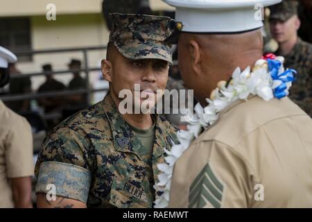 Us Marine Corps Sgt. Maj. Phillip Billiot, Sergeant Major, 3. Marine Regiment zu 1 Sgt spricht. Alvaro Salazar nach seiner Pensionierung Zeremonie, Marine Corps Base Hawaii, Dez. 14, 2018. 1. Sgt. Salazar im Ruhestand nach 22 Jahren Abgeordnete Service. Stockfoto