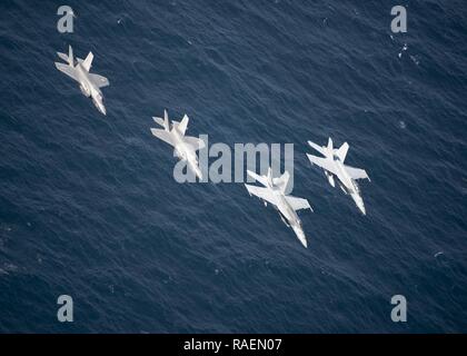 Zwei F-35B Blitz II, Marine Fighter Attack Squadron (Vmfa) 211, Links, eine F/A-18E Super Hornet, Strike Fighter Squadron (VFA) 151 zugeordnet, und eine F/A-18F Super Hornet, VFA 41 zugewiesen, die sich in der Ausbildung über das Arabische Meer, Dez. 14, 2018 fliegen zugeordnet. Die John C Stennis Carrier Strike Group, Essex Amphibious Ready Gruppe, und 13th Marine Expeditionary Unit sind die Durchführung von integrierten Maßnahmen im Arabischen Meer Stabilität und Sicherheit in der Region zu gewährleisten und verbindet das Mittelmeer und den Pazifischen Raum durch den westlichen Indischen Ozean und drei strategischen Punkten ersticken. Stockfoto