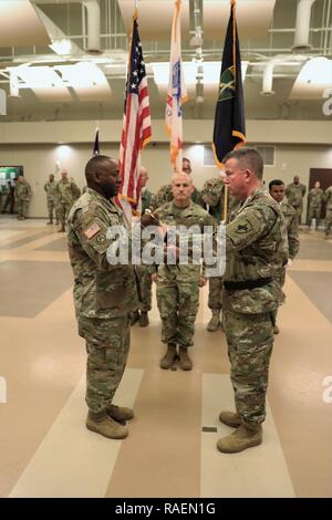 Command Sgt. Maj. Peter Traber, Links, nimmt die NCO Schwert von Generalmajor Darrell Guthrie während Trotter's Annahme von Verantwortung Zeremonie Dez. 15, 2018 an die United States Army zivilen Angelegenheiten und psychologische Operations Command (Airborne) Hauptquartier in Fort Bragg, N.C. Stockfoto