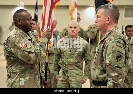 Command Sgt. Maj. Peter Traber, links, hält die NCO Schwert nach Empfang von Generalmajor Darrell Guthrie während Trotter's Annahme von Verantwortung Zeremonie Dez. 15, 2018 an die United States Army zivilen Angelegenheiten und psychologische Operations Command (Airborne) Hauptquartier in Fort Bragg, N.C. Stockfoto