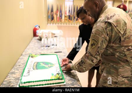 Command Sgt. Maj. Peter Traber, rechts, und seine Frau, Nikia, schneiden Sie die zeremoniellen Kuchen nach seiner Übernahme von Verantwortung Zeremonie Dez. 15, 2018 an die United States Army zivilen Angelegenheiten und psychologische Operations Command (Airborne) Hauptquartier in Fort Bragg, N.C. Stockfoto