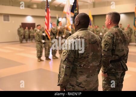 Command Sgt. Maj. Peter Traber, Links, und Generalmajor Darrell Guthrie beobachten Sie die Color Guard während Trotter's Annahme von Verantwortung Zeremonie Dez. 15, 2018 an die United States Army zivilen Angelegenheiten und psychologische Operations Command (Airborne) Hauptquartier in Fort Bragg, N.C. Stockfoto
