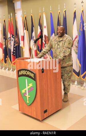 Command Sgt. Maj. Peter Traber spricht während seiner Übernahme von Verantwortung Zeremonie Dez. 15, 2018 an die United States Army zivilen Angelegenheiten und psychologische Operations Command (Airborne) Hauptquartier in Fort Bragg, N.C. Stockfoto