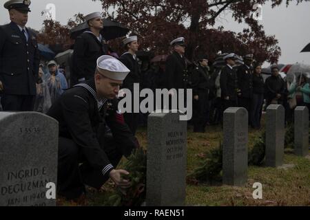 SUFFOLK Virginia (31. 15, 2018) Sonar Techniker (Oberfläche) 1. Klasse Thomas Cahill legt einen Kranz auf einem Grab während einer Zeremonie auf dem Friedhof der Albert G. Horton Jr.'s Memorial Veteran. Die Veranstaltung wird moderiert von der Horton Kranz Gesellschaft seit 11 Jahren gesunken Service Mitglieder zu ehren. Die mit Familie beigesetzt auf dem Friedhof sind die Chance, ihre ersten Kränze zu legen, die von den anderen Freiwilligen. Stockfoto