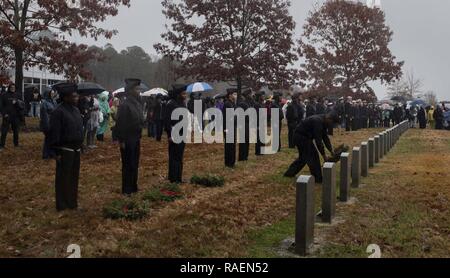 SUFFOLK Virginia (31. 15, 2018) ein Navy JROTC Cadet von I.C. Norcom High School legt einen Kranz im Rahmen einer Zeremonie auf dem Friedhof der Albert G. Horton Jr.'s Memorial Veteran. Die Veranstaltung wird moderiert von der Horton Kranz Gesellschaft seit 11 Jahren gesunken Service Mitglieder zu ehren. Die mit Familie beigesetzt auf dem Friedhof sind die Chance, ihre ersten Kränze zu legen, die von den anderen Freiwilligen. Stockfoto