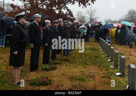 SUFFOLK, Virginia (31. 15, 2018) Service Mitglieder und freiwilligen Teilnahme an einer Kranzniederlegung auf dem Friedhof der Albert G. Horton Jr.'s Memorial Veteran. Die Veranstaltung wird moderiert von der Horton Kranz Gesellschaft seit 11 Jahren gesunken Service Mitglieder zu ehren. Die mit Familie beigesetzt auf dem Friedhof sind die Chance, ihre ersten Kränze zu legen, die von den anderen Freiwilligen. Stockfoto