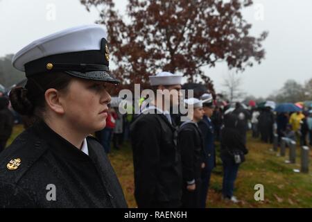 SUFFOLK, Virginia (31. 15, 2018) Chief Cryptologic Techniker (Technische) Briana Cheromiah steht mit Service Mitglieder und Freiwilligen während einer Kranzniederlegung auf dem Friedhof der Albert G. Horton Jr.'s Memorial Veteran. Die Veranstaltung wird moderiert von der Horton Kranz Gesellschaft seit 11 Jahren gesunken Service Mitglieder zu ehren. Die mit Familie beigesetzt auf dem Friedhof sind die Chance, ihre ersten Kränze zu legen, die von den anderen Freiwilligen. Stockfoto