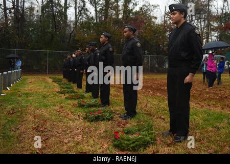 SUFFOLK, Virginia (31. 15, 2018) Navy JROTC Kadetten von I.C. Norcom High School in Portsmouth, Virginia in einem Kranz beteiligen - Grundsteinlegung auf dem Friedhof der Albert G. Horton Jr.'s Memorial Veteran. Die Veranstaltung wird moderiert von der Horton Kranz Gesellschaft seit 11 Jahren gesunken Service Mitglieder zu ehren. Die mit Familie beigesetzt auf dem Friedhof sind die Chance, ihre ersten Kränze zu legen, die von den anderen Freiwilligen. Stockfoto