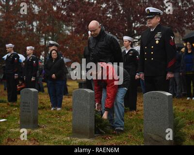 SUFFOLK, Virginia (Dec, 15, 2018) Service Mitglieder und freiwilligen Teilnahme an einer Kranzniederlegung auf dem Friedhof der Albert G. Horton Jr.'s Memorial Veteran. Die Veranstaltung wird moderiert von der Horton Kranz Gesellschaft seit 11 Jahren gesunken Service Mitglieder zu ehren. Die mit Familie beigesetzt auf dem Friedhof sind die Chance, ihre ersten Kränze zu legen, die von den anderen Freiwilligen. Stockfoto