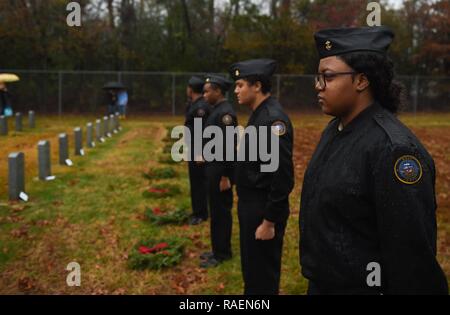 SUFFOLK, Virginia (31. 15, 2018) Navy JROTC Kadetten von I.C. Norcom High School in Portsmouth, Virginia in einem Kranz beteiligen - Grundsteinlegung auf dem Friedhof der Albert G. Horton Jr.'s Memorial Veteran. Die Veranstaltung wird moderiert von der Horton Kranz Gesellschaft seit 11 Jahren gesunken Service Mitglieder zu ehren. Die mit Familie beigesetzt auf dem Friedhof sind die Chance, ihre ersten Kränze zu legen, die von den anderen Freiwilligen. Stockfoto