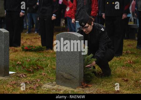 SUFFOLK, Virginia (31. 15, 2018) Information Systems Techniker 1. Klasse Brianna Hockett Orte einen Kranz auf eine gravetsone während einer Kranzniederlegung auf dem Friedhof der Albert G. Horton Jr.'s Memorial Veteran. Die Veranstaltung wird moderiert von der Horton Kranz Gesellschaft seit 11 Jahren gesunken Service Mitglieder zu ehren. Die mit Familie beigesetzt auf dem Friedhof sind die Chance, ihre ersten Kränze zu legen, die von den anderen Freiwilligen. Stockfoto