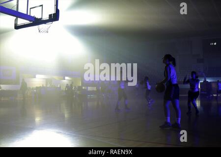 Professionellen Basketball Spieler mit dem Phoenix Constanta aufwärmen, bevor Sie eine liebe Spiel neben Soldaten der US-Army im Sala Sporturilor, Constanta, Rumänien, Dez. 15, 2018. Veranstaltungen wie diese Stärkung des Verhältnisses zwischen den USA und Rumänien, unser Engagement nicht nur auf die militärische von Rumänien, aber seine Menschen. Stockfoto