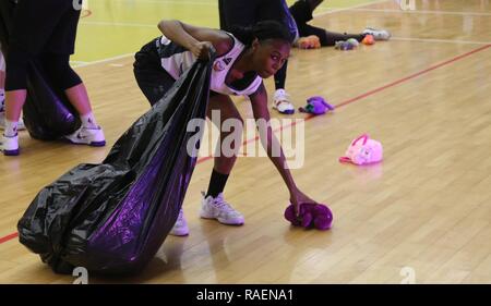 Us-Armee SPC. Jonecia Mixon sammelt Spielzeug im Sala Sporturilor, Constanta, Rumänien, Dez. 15, 2018 gespendet. Lokale Rumänen spendeten Hunderte von Spielwaren für Kinder in Not den Eintritt in das Spiel zwischen professionellen Basketball der lokalen rumänischen Frauen Team, Phoenix Constanta, und US-Soldaten. Stockfoto