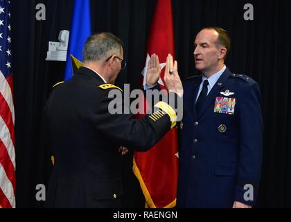 Gen. Curtis M. Scaparrotti, Links, US-European Command Commander und Brig. General John S. Healy, Direktor der Übungen und Einschätzungen und Advisor auf Reserve Komponente Angelegenheiten für US-EUCOM, den Amtseid während Healys Förderung Festakt in Stuttgart, Deutschland rezitieren am 04.12.14., 2018. Healy war in den Rang eines Major General der US Air Force gefördert. (NATO Stockfoto