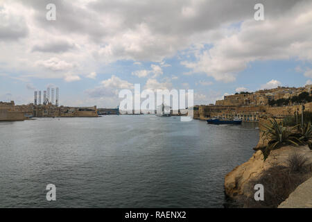 MSC Seaview cruiser Schiff ankern im Hafen von Valletta in Valletta, Malta. Stockfoto