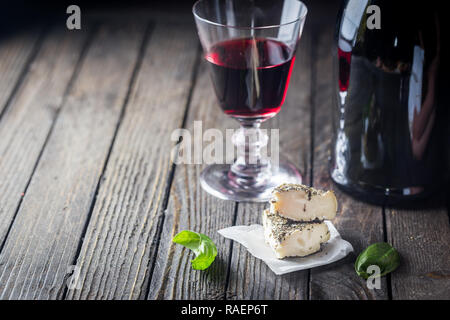 Weicher Ziegenkäse mit Kräutern auf der alten dunklen Holztisch Stockfoto