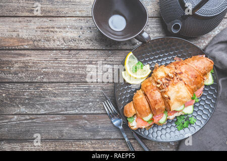 Geräucherter Lachs Sandwich mit Frischkäse frisch und Gurken auf schwarze Platte Stockfoto