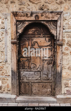 Schöne alte hölzerne braune Tür mit in der alten Stadt von Antalya, Türkei. Vertikale Farbfotografie. Stockfoto