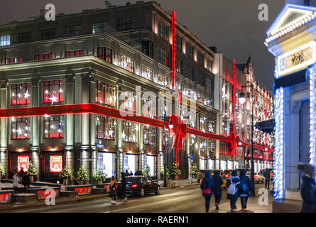 Moskau, Russland - 09 Dezember, 2018: Universal store Central Department Store TSUM im neuen Jahr und Weihnachten Design. Stockfoto