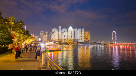 Die Promenade an der Marina Bay mit Blick auf den Singapore Flyer in der Nacht, Singapur Stockfoto