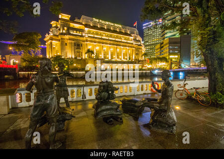 "Eine große Emporium', der an der Entwicklung des Flusses Skulptur Serie am Singapore River mit dem Fullerton Hotel im Hintergrund, Singapur Stockfoto