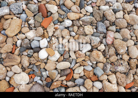 Abstrakte Ansicht von oben Hintergrund der vielen bunten Trockene Steine im Meer Strand. Horizontale Farbfotografie. Stockfoto