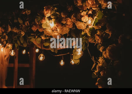 Detailansicht der Oberseite des schönen floralen Nacht Hochzeit Dekorationen mit weichem Licht der Lampen. Außenpool Rezeption Urlaub Dekor. Horizontale Farbe Photogra Stockfoto