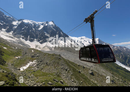 Seilbahn Aiguille du Midi in Chamonix, Frankreich. L'Aiguille du Midi ist ein Berg im Mont-Blanc-Massiv, die mit einer Höhe von 3,842 entfernt Stockfoto