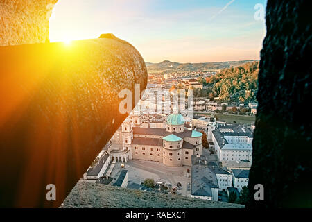 Super Sonnenuntergang Blick auf Salzburg, Österreich, Europa. Stadt in den Alpen Mozarts Geburt. Blick auf die Skyline von Salzburg Festung Hohensalzburg schloss Festung wi Stockfoto