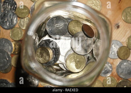 Ersatzteile ändern in einem Glas Stockfoto