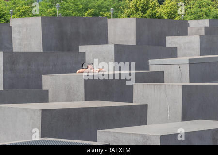 Berlin - Deutschland - Juni 2016: ein Besucher im jüdischen Holocaust Memorial (das Denkmal für die ermordeten Juden Europas), entworfen von Peter Eisenman Stockfoto