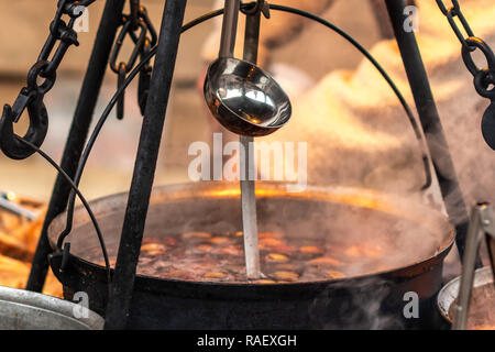 Heißer Glühwein Schüssel auf Feuer an einem Weihnachtsmarkt, Riga, Lettland - Bild Stockfoto