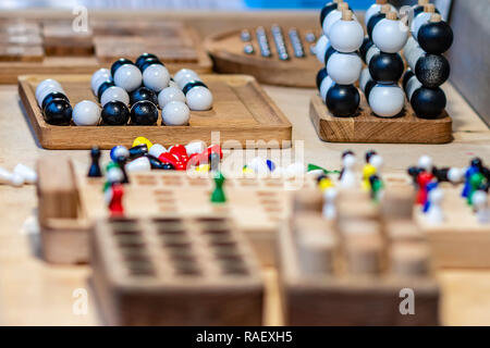 Verschiedene Holzspielzeug auf dem Tisch craftsmans jährlicher Markt. Selektive konzentrieren. Stockfoto