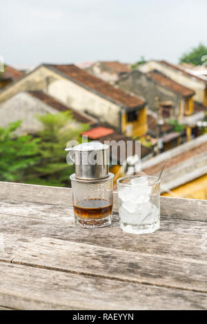 Traditionelle vietnamesische Milch Kaffee auf Altstadt Stockfoto