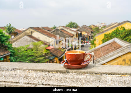 Tasse Cappuccino auf dem Dach in Hoi An Stockfoto