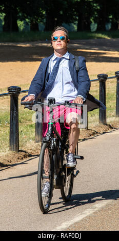 Als Wetter prognostizieren Experten eine heiße Woche vor Londonern und Touristen den Sonnenschein im Hyde Park Stockfoto