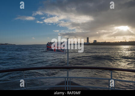 An Bord der Royal Iris der Mersey Fähre über den Fluss Mersey nähern Seacombe Ferry Terminal, Wallasey Stockfoto