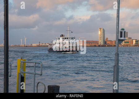 Royal Iris der Mersey Fähre über den Fluss Mersey nähern Woodside, Birkenhead Stockfoto