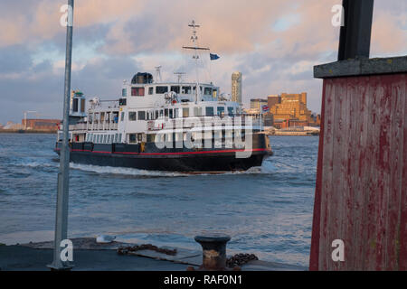 Royal Iris der Mersey Fähre über den Fluss Mersey nähern Woodside, Birkenhead Stockfoto