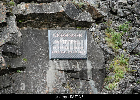 Schild in der Nähe des Kjosfoss Wasserfall entlang der Flamsbana, die Eisenbahnstrecke von Flam nach Myrdal Stockfoto