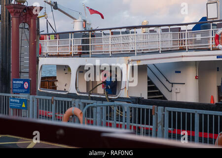 Royal Iris der Mersey Fähre Andocken an Woodside Ferry Terminal, Birkenhead Stockfoto