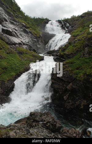 Die Kjosfoss Wasserfall entlang der Flamsbana, die Eisenbahnstrecke von Flam nach Myrdal Stockfoto