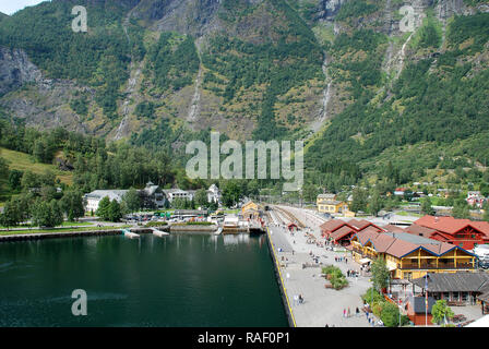 Flam ist ein Dorf in Flamsdalen, am inneren Ende des Aurlandsfjorden - ein Zweig der Sognefjorden Stockfoto