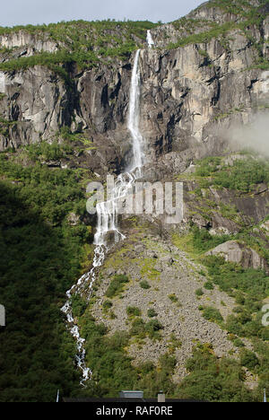 Wasserfall in der Nähe der Gletscher Briksdalsbreen, Norwegen Stockfoto