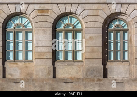 Porto/Portugal - 10/06/2018: Detaillierte Ansicht an den Fenstern an der Universität Porto Pfarrhaus Gebäude Stockfoto