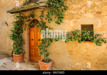 An der Wand eines alten Steinhaus mit Blumen dekoriert, Italien Stockfoto