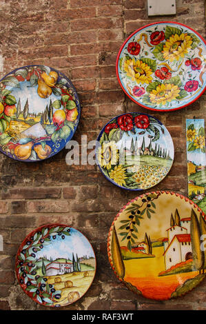 Traditionelle keramische Platten mit Blick auf Italien in einem der Souvenirläden Stockfoto