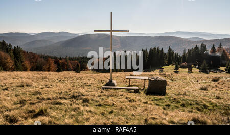 Hala Rycerzowa Bergwiese mit bunten Wald um Holzkreuz, Hütte, Hügeln auf dem Hintergrund und klaren Himmel in Beskid Zywiecki bergen in P Stockfoto